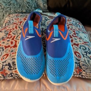 Swim shoes with arch support